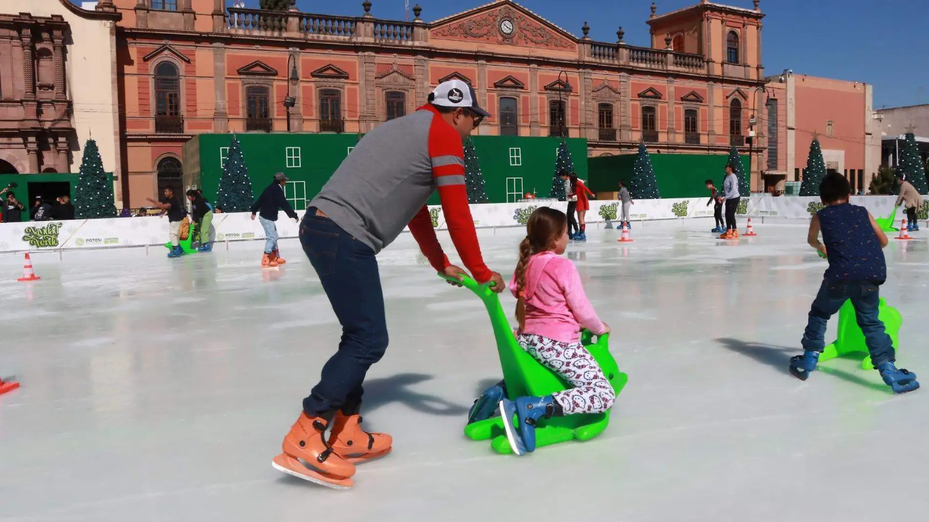 Pista de hielo en plaza Fundadores